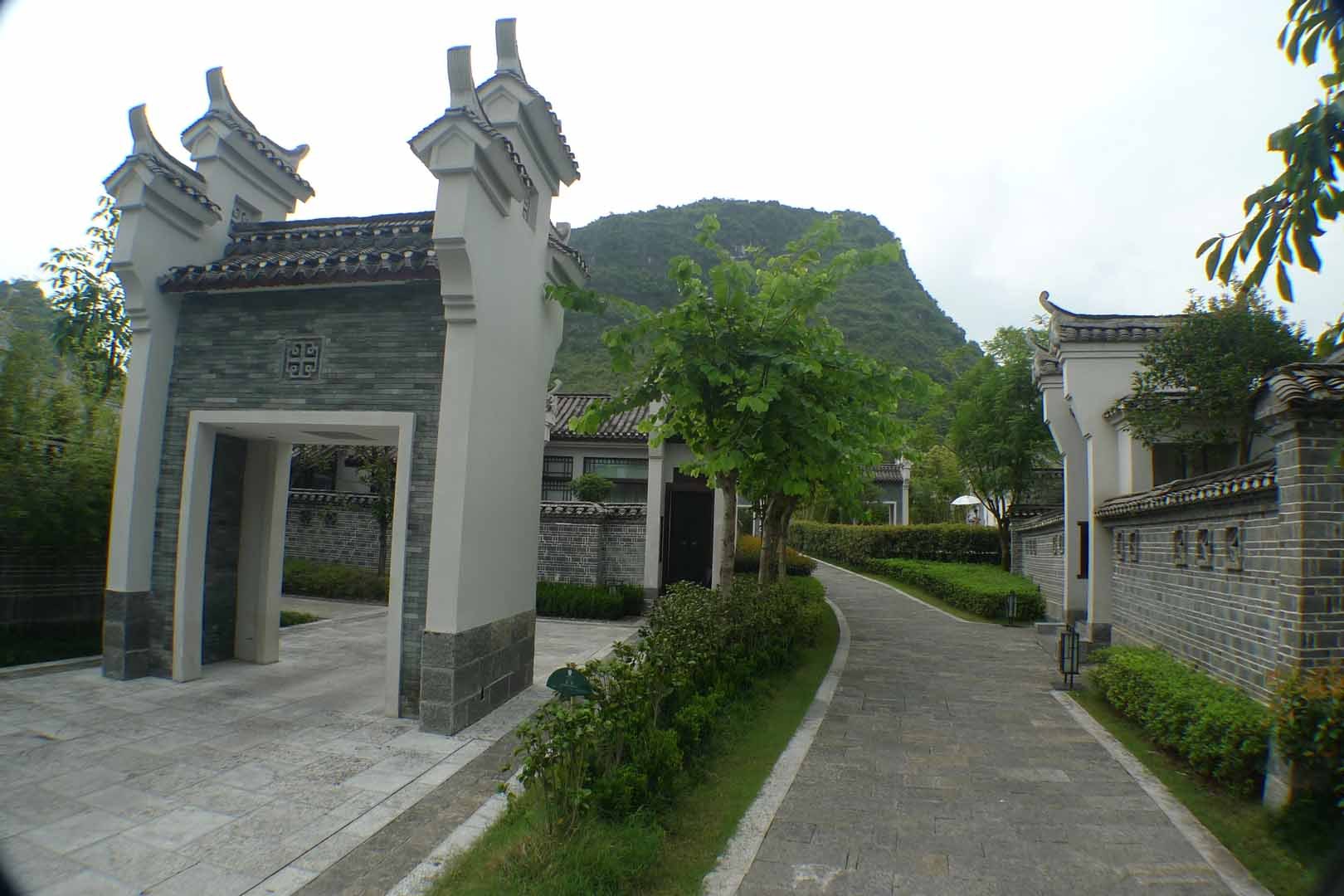 Yangshuo-Xian_Hotels_Banyan-Tree_Slideshow_006